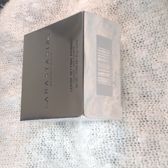 Anastasia Beverly Hills Loose Setting Powder, 25g/0.90oz - Picture 8 of 14